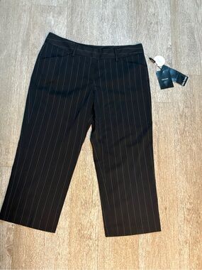 DAISY FUENTES BLACK PINSTRIPE CAPRI PANTS SIZE 8